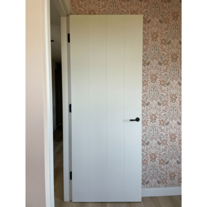 TopDeuren FSC houten freeslijn binnendeur VF3 stomp wit met 4 lamellen