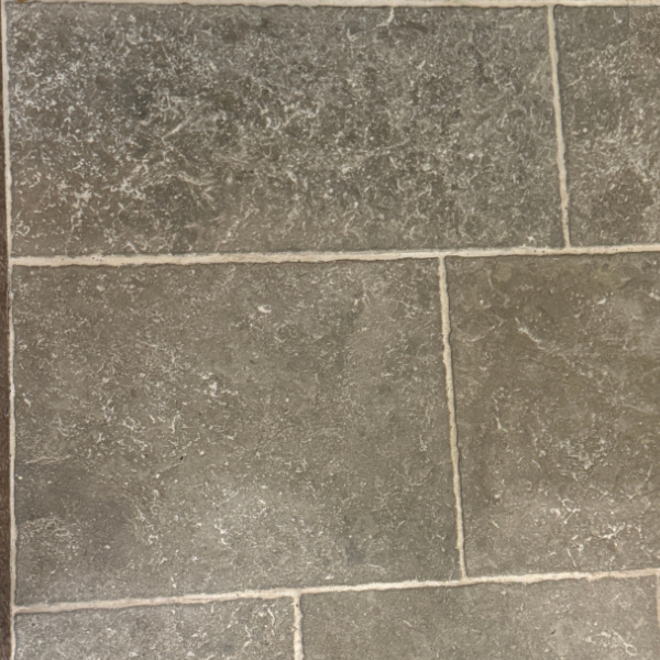 KempiQ Dallenvloer "Calcaire Gris" geborsteld 40/50 cm breed per m2