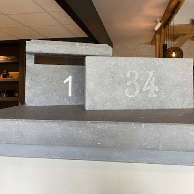 KempiQ Belgisch hardstenen inbouw brievenbus staand model 7