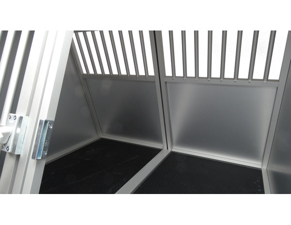 Maatwerk Aluminium Autobench Schuine 2-Vaks met matten en spijlen in de achterwand