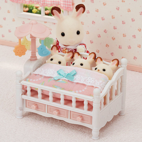 Sylvanian Families Sylvanian Families Bed voor drieling met mobiel