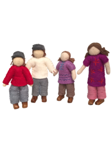 Papoose Toys Caucasian Family/4 Dolls