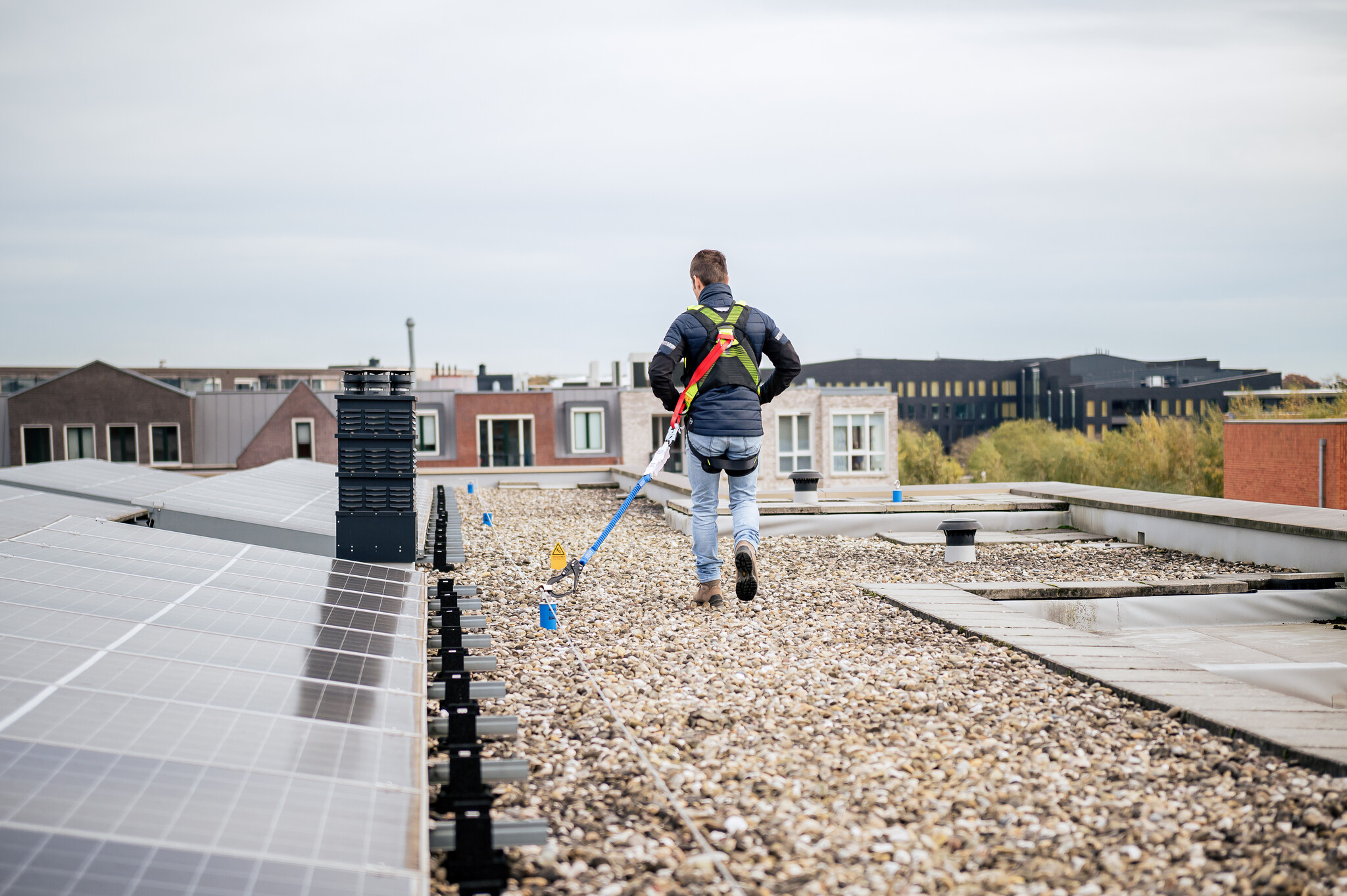 Wanneer is valbeveiliging verplicht op het dak?