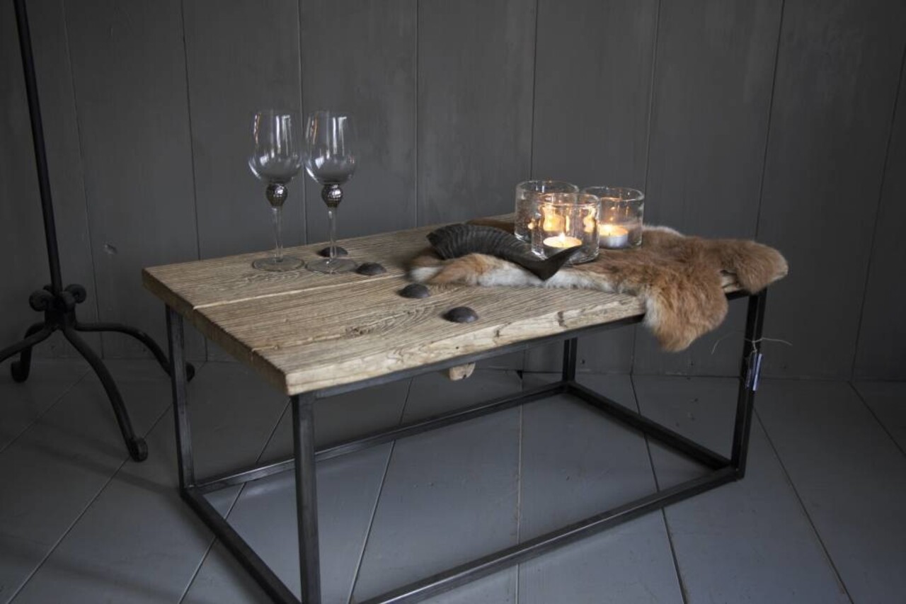 Houten salontafeltje met ijzeren onderstel Houten salontafeltje met ijzeren onderstel