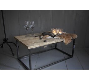 Houten salontafeltje met ijzeren onderstel Houten salontafeltje met ijzeren onderstel