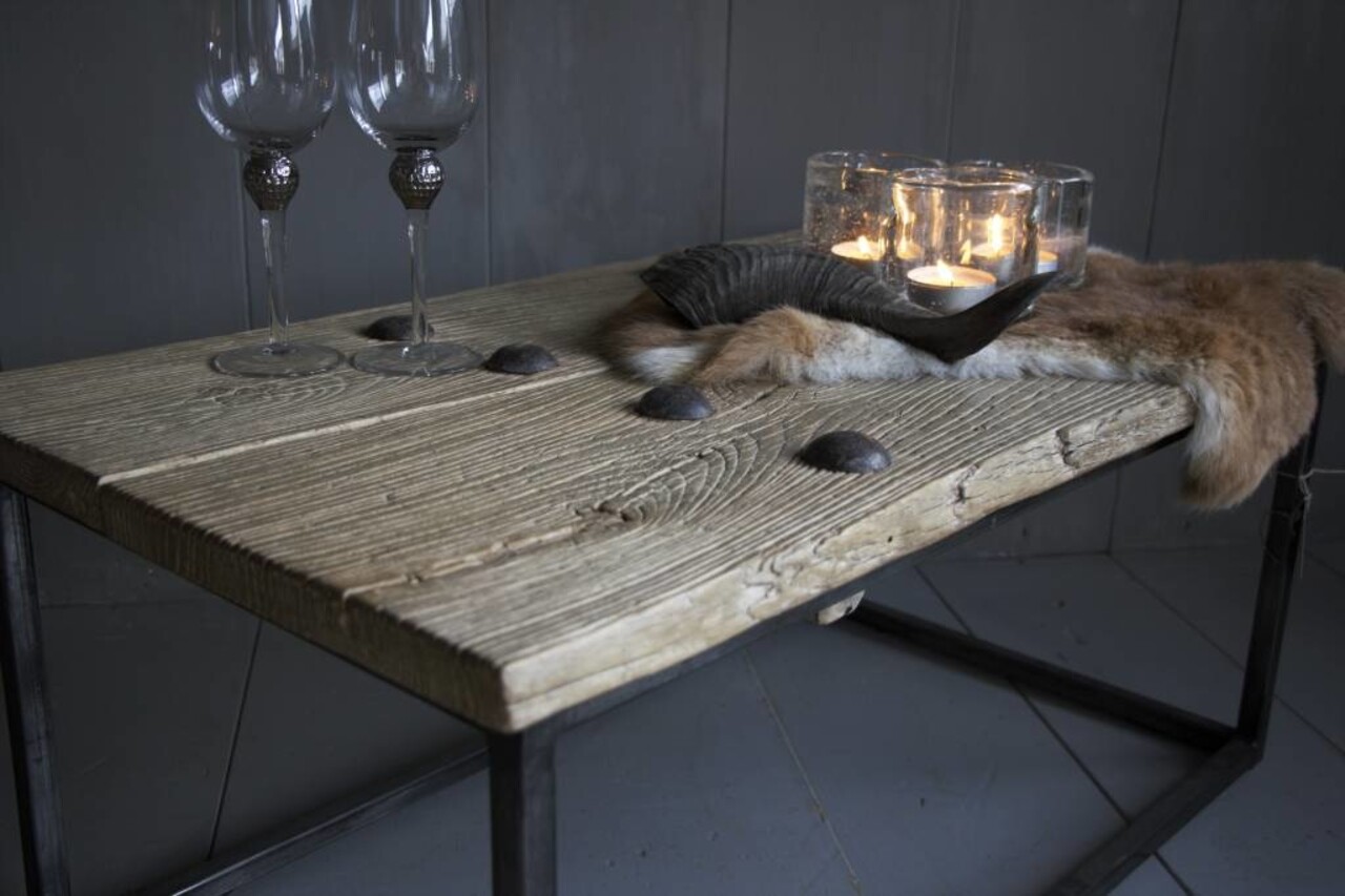 Houten salontafeltje met ijzeren onderstel Houten salontafeltje met ijzeren onderstel