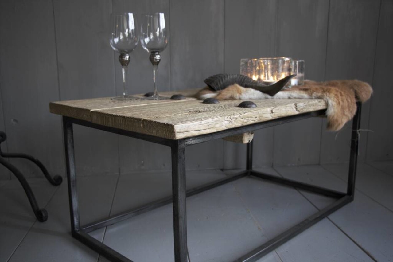 Houten salontafeltje met ijzeren onderstel Houten salontafeltje met ijzeren onderstel