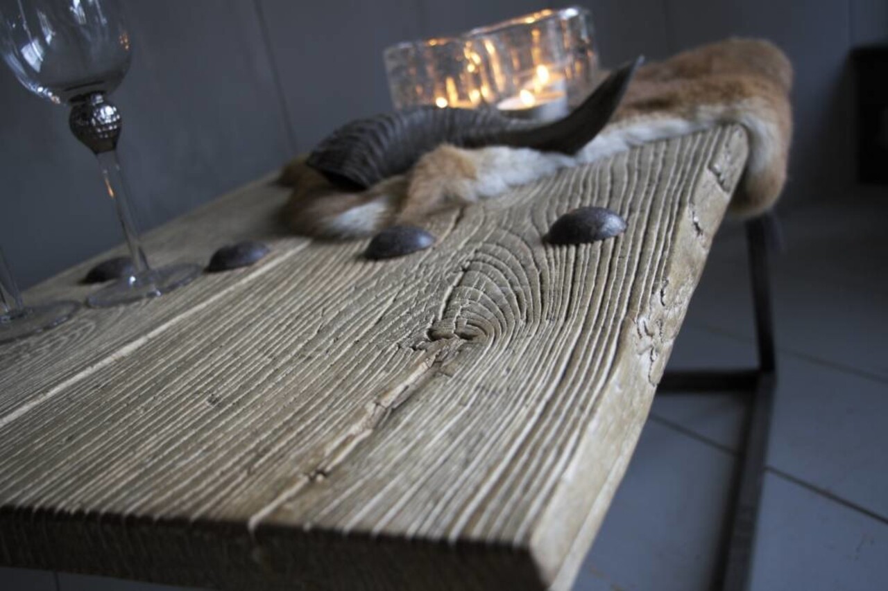 Houten salontafeltje met ijzeren onderstel Houten salontafeltje met ijzeren onderstel