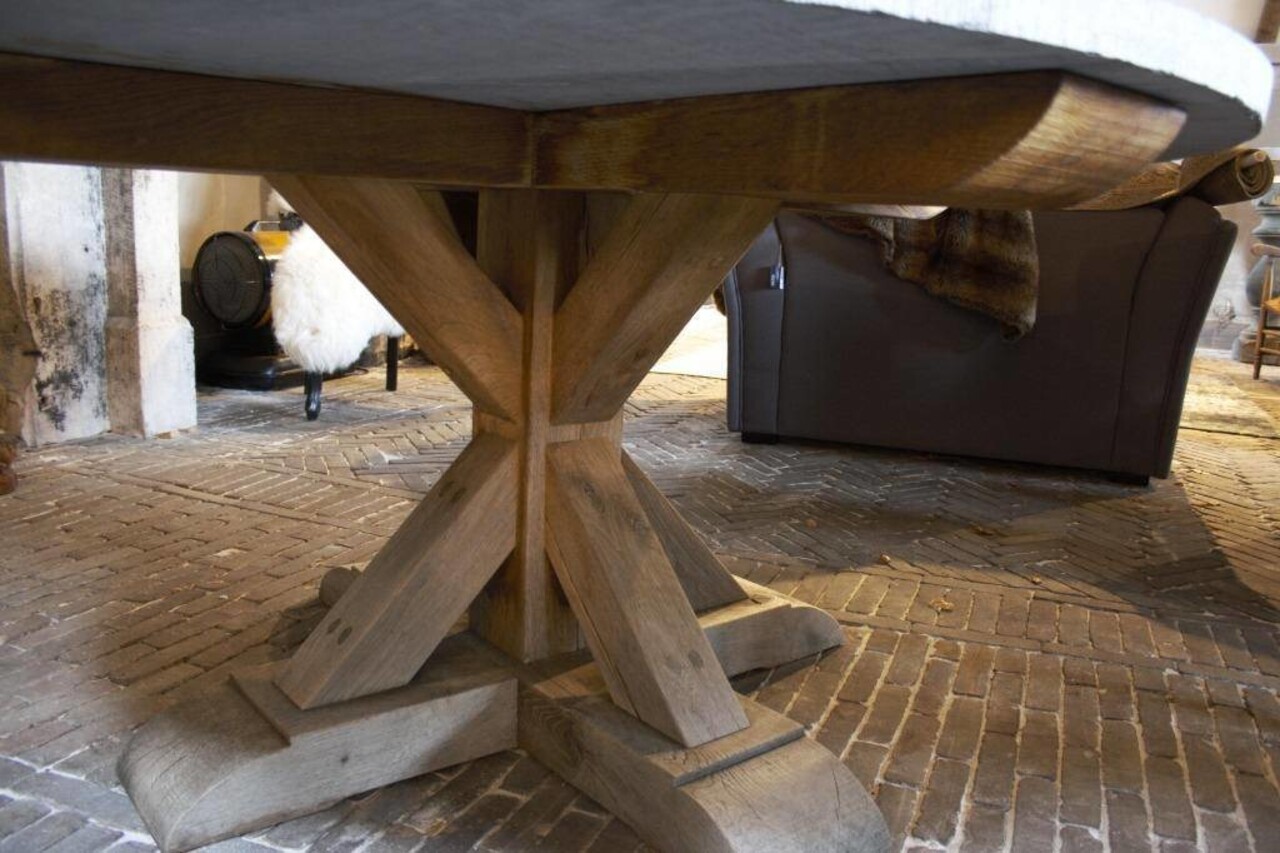 Eikenhouten ronde tafel met belgisch hardsteen Eikenhouten ronde tafel met belgisch hardsteen