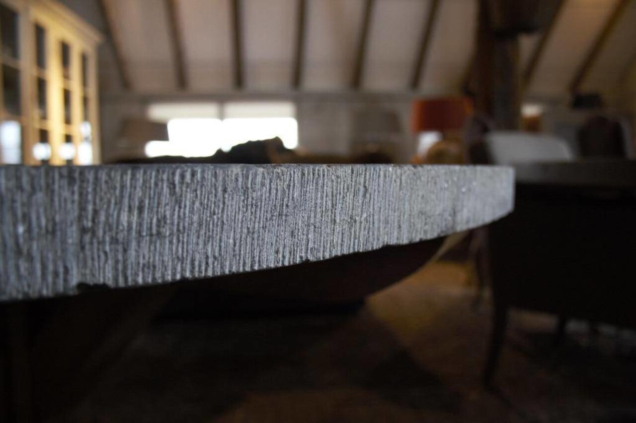 Eikenhouten ronde tafel met belgisch hardsteen Eikenhouten ronde tafel met belgisch hardsteen