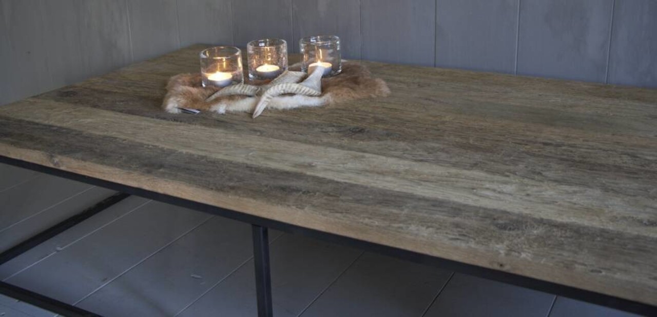 Rene Houtman Salontafel oud eikenhout met ijzeren onderstel 170 cm Rene Houtman Salontafel oud eikenhout met ijzeren onderstel 170 cm