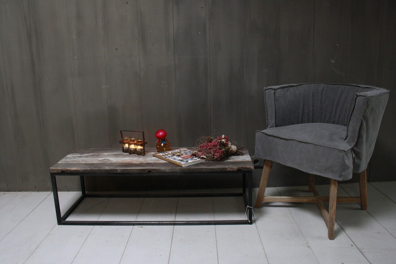 Salontafeltje oud donker eikenhout met ijzeren onderstel 112 cm Salontafeltje oud donker eikenhout met ijzeren onderstel 112 cm