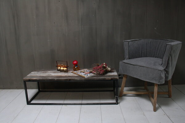 Salontafeltje oud donker eikenhout met ijzeren onderstel 112 cm Salontafeltje oud donker eikenhout met ijzeren onderstel 112 cm