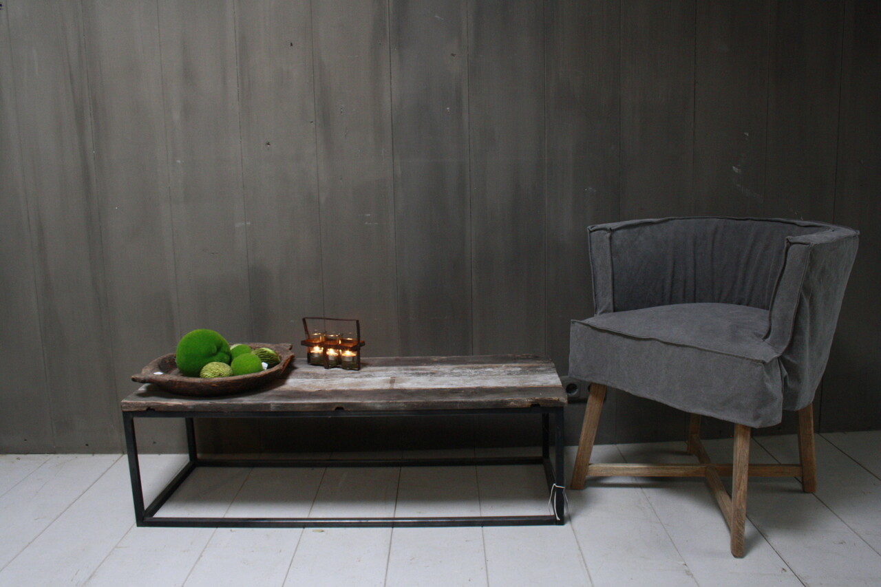 Salontafeltje oud donker eikenhout met ijzeren onderstel 112 cm Salontafeltje oud donker eikenhout met ijzeren onderstel 112 cm