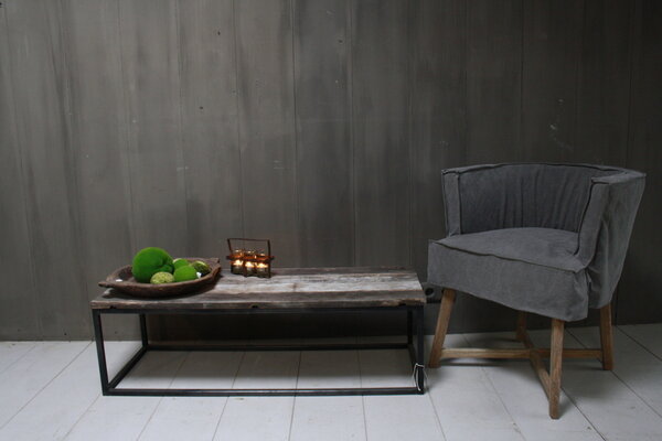 Salontafeltje oud donker eikenhout met ijzeren onderstel 112 cm Salontafeltje oud donker eikenhout met ijzeren onderstel 112 cm