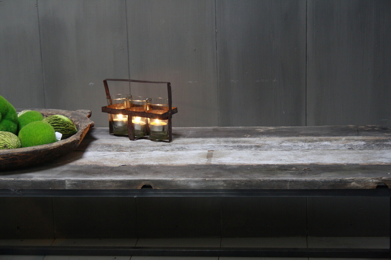 Salontafeltje oud donker eikenhout met ijzeren onderstel 112 cm Salontafeltje oud donker eikenhout met ijzeren onderstel 112 cm