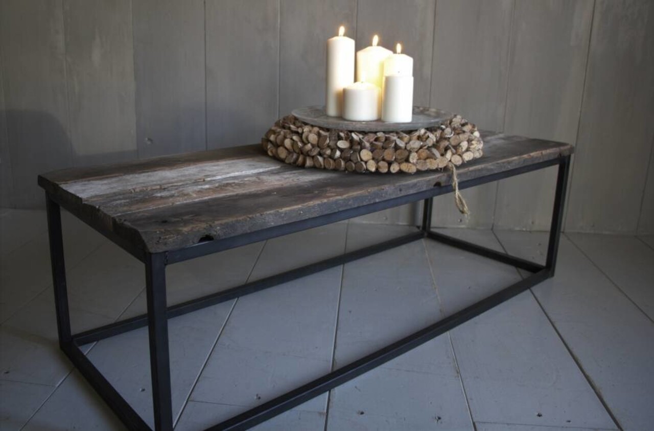 Salontafeltje oud donker eikenhout met ijzeren onderstel 112 cm Salontafeltje oud donker eikenhout met ijzeren onderstel 112 cm