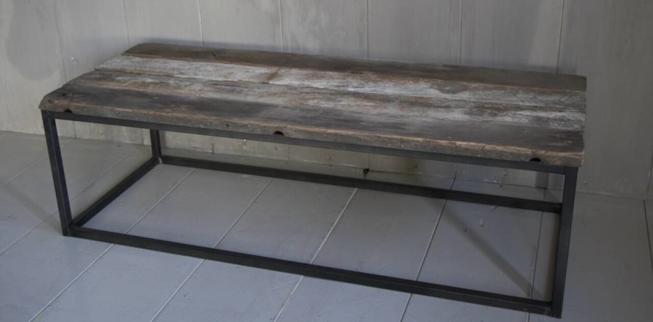 Salontafeltje oud donker eikenhout met ijzeren onderstel 112 cm Salontafeltje oud donker eikenhout met ijzeren onderstel 112 cm