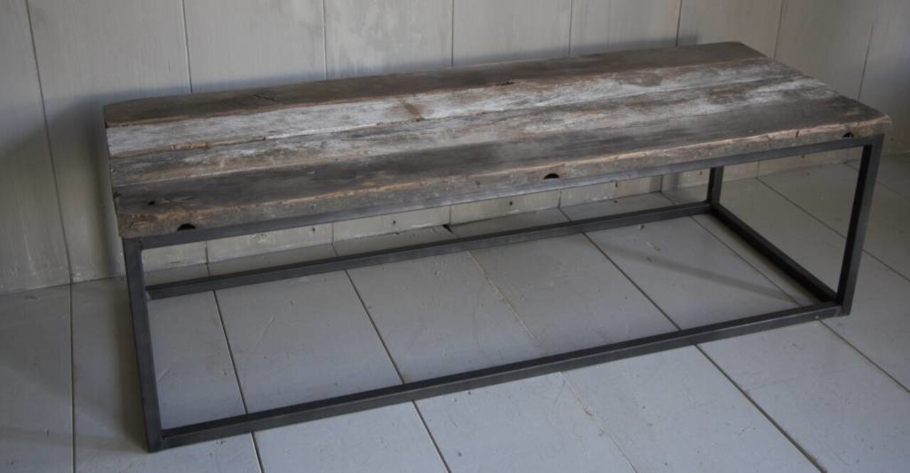 Salontafeltje oud donker eikenhout met ijzeren onderstel 112 cm Salontafeltje oud donker eikenhout met ijzeren onderstel 112 cm