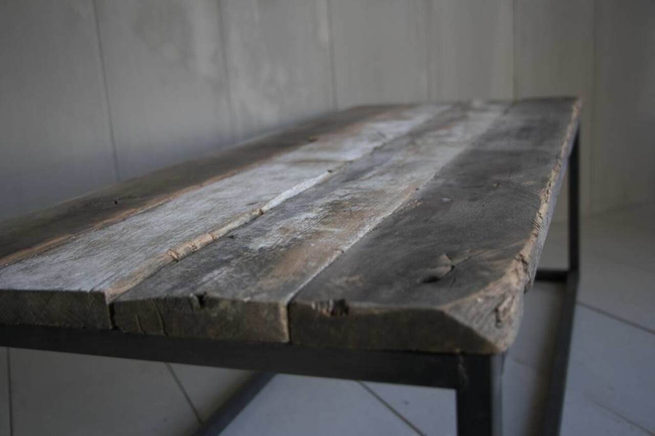 Salontafeltje oud donker eikenhout met ijzeren onderstel 112 cm Salontafeltje oud donker eikenhout met ijzeren onderstel 112 cm