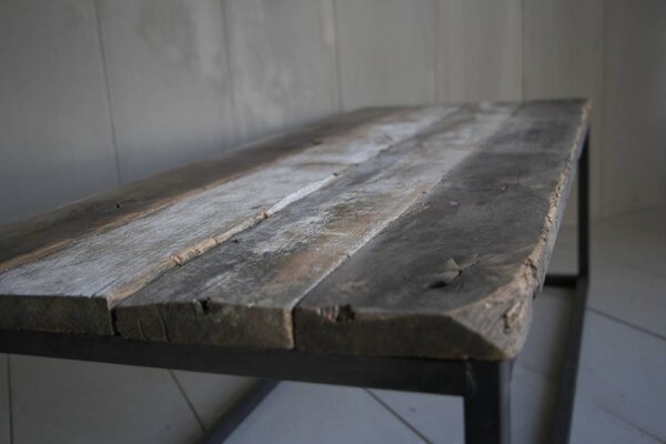 Salontafeltje oud donker eikenhout met ijzeren onderstel 112 cm Salontafeltje oud donker eikenhout met ijzeren onderstel 112 cm