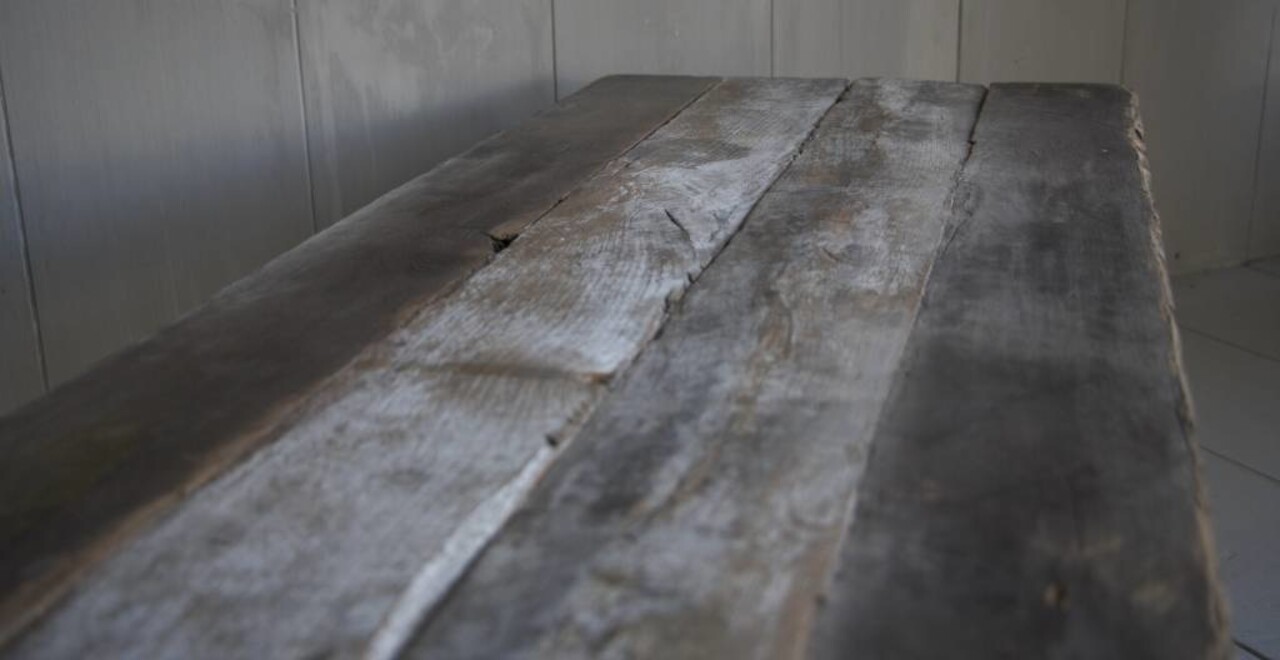 Salontafeltje oud donker eikenhout met ijzeren onderstel 112 cm Salontafeltje oud donker eikenhout met ijzeren onderstel 112 cm