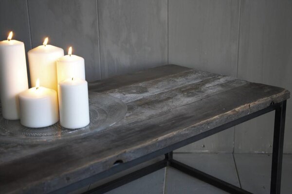 Salontafeltje oud donker eikenhout met ijzeren onderstel 112 cm Salontafeltje oud donker eikenhout met ijzeren onderstel 112 cm