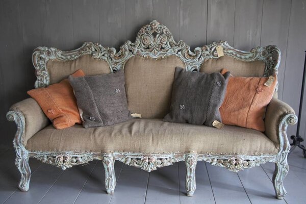 Barok 3-zits bankstel Ibiza stijl met houtsnijwerk Barok 3-zits bankstel Ibiza stijl met houtsnijwerk