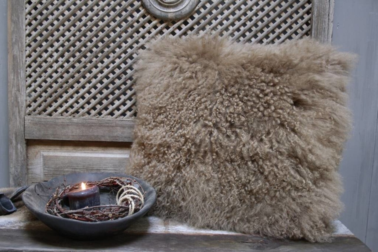 Sierkussen lichtbruin met binnenvulling Sierkussen lichtbruin met binnenvulling