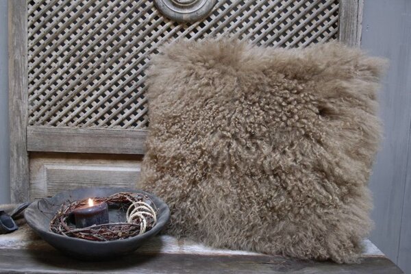 Sierkussen lichtbruin met binnenvulling Sierkussen lichtbruin met binnenvulling