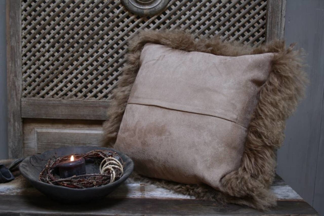 Sierkussen lichtbruin met binnenvulling Sierkussen lichtbruin met binnenvulling