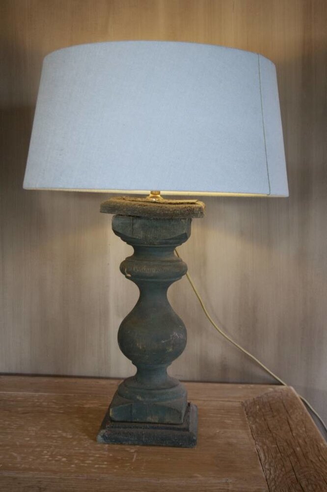 Oud houten tafellamp + kap 57 cm Oud houten tafellamp + kap 57 cm