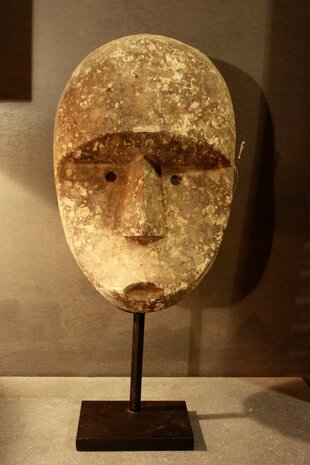 Houten masker in sobere tinten op standaard Houten masker in sobere tinten op standaard