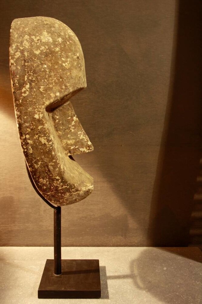 Houten masker in sobere tinten op standaard Houten masker in sobere tinten op standaard