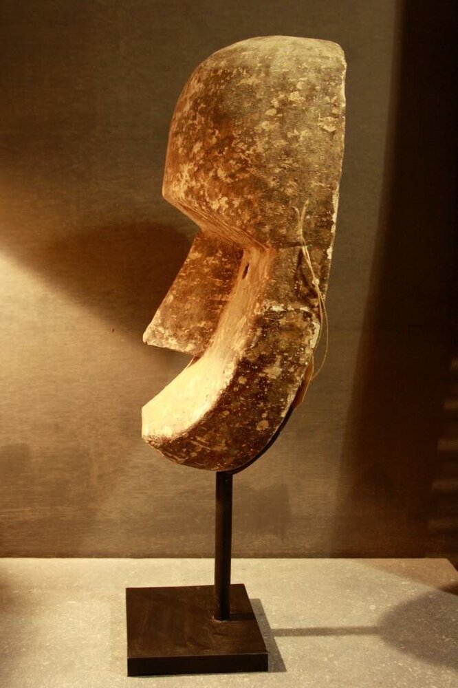 Houten masker in sobere tinten op standaard Houten masker in sobere tinten op standaard