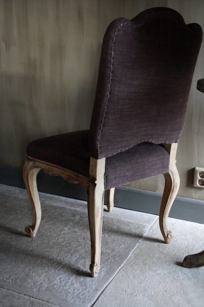 Barok stoeltje met paars linnen Barok stoeltje met paars linnen