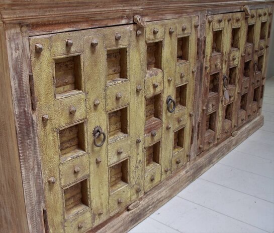 Rene Houtman Robuust oud dressoir India met deurtjes 215 cm Rene Houtman Robuust oud dressoir India met deurtjes 215 cm