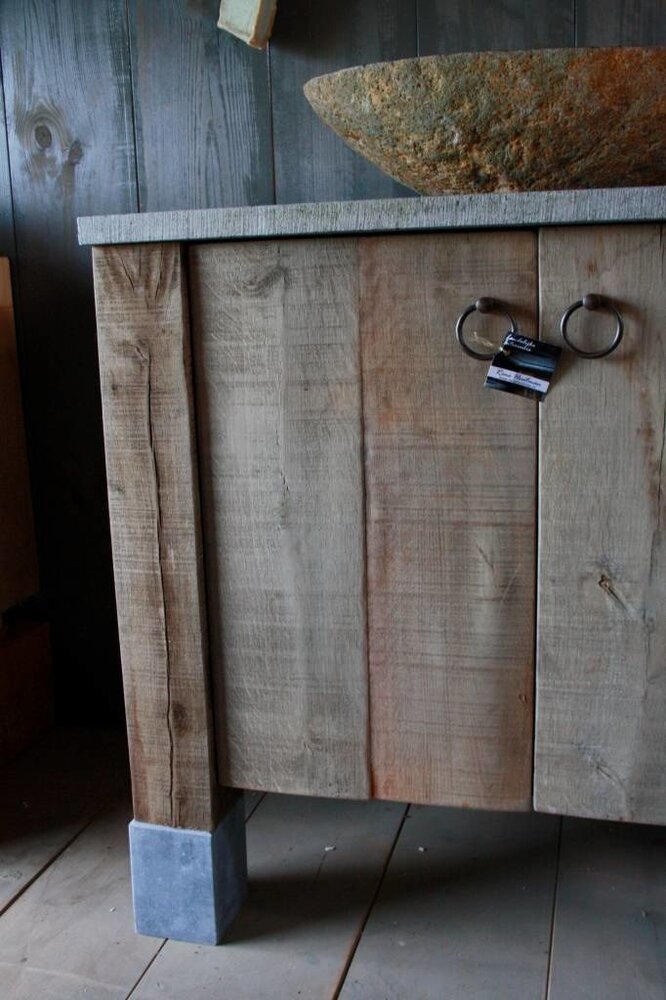 Badkamermeubel eikenhout met Belgisch hardstenen blad en rivierkom Badkamermeubel eikenhout met Belgisch hardstenen blad en rivierkom