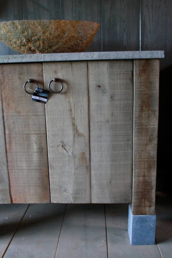 Badkamermeubel eikenhout met Belgisch hardstenen blad en rivierkom Badkamermeubel eikenhout met Belgisch hardstenen blad en rivierkom