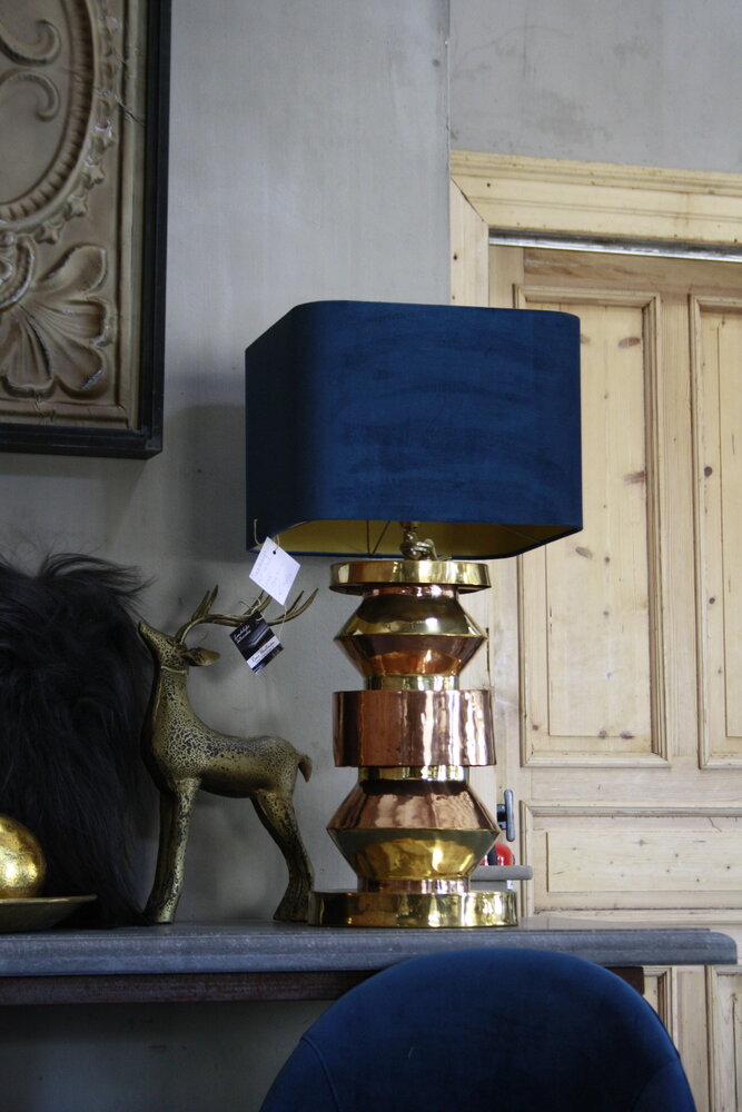 Blauwe schemerlamp Rich met velvet lampenkap en koperen voet Blauwe schemerlamp Rich met velvet lampenkap en koperen voet