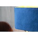 Blauwe schemerlamp Rich met velvet lampenkap en koperen voet Blauwe schemerlamp Rich met velvet lampenkap en koperen voet