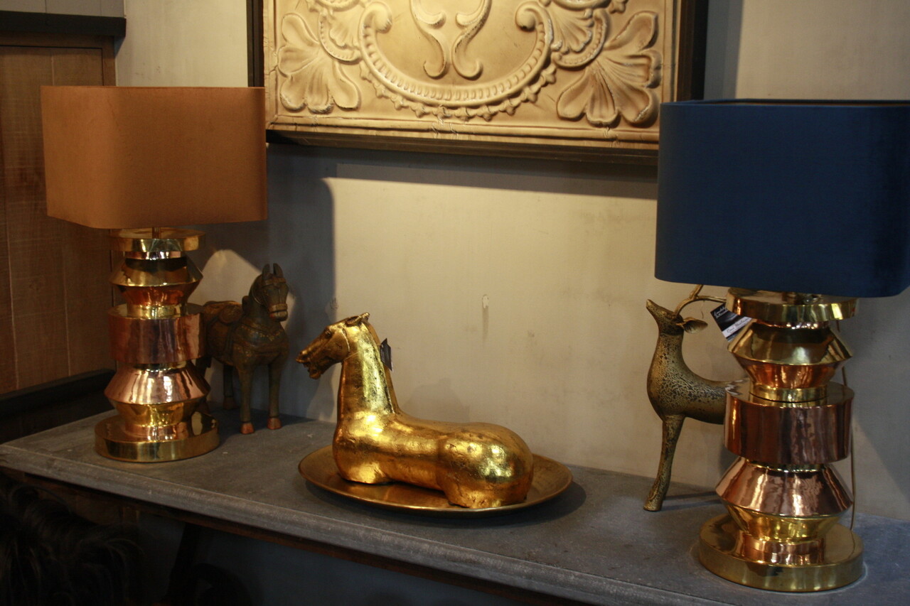 Blauwe schemerlamp Rich met velvet lampenkap en koperen voet Blauwe schemerlamp Rich met velvet lampenkap en koperen voet