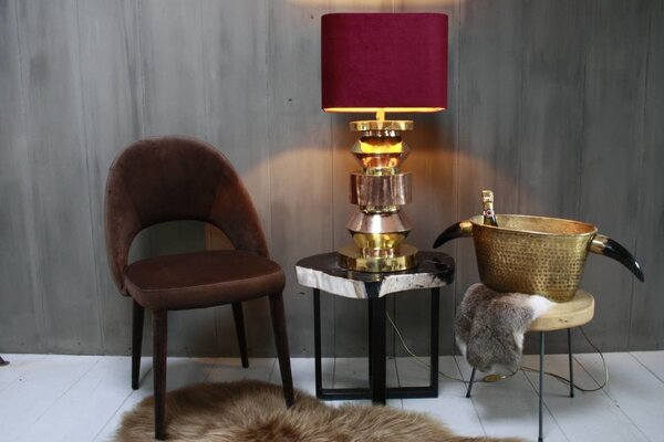 Bordeaux schemerlamp Rich met velvet lampenkap en koperen voet Bordeaux schemerlamp Rich met velvet lampenkap en koperen voet