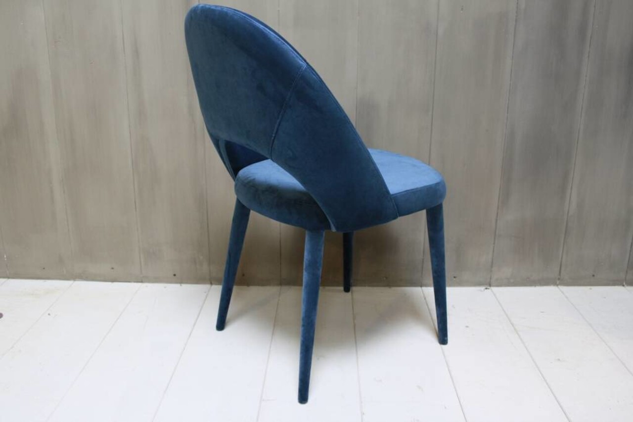 Eetkamerstoel Oliver velvet blauw + velvet poten Eetkamerstoel Oliver velvet blauw + velvet poten