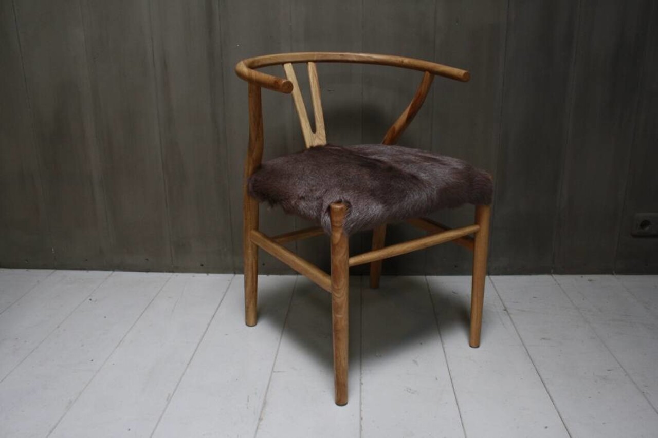 Houten stoel met geitenvacht Bruin Houten stoel met geitenvacht Bruin