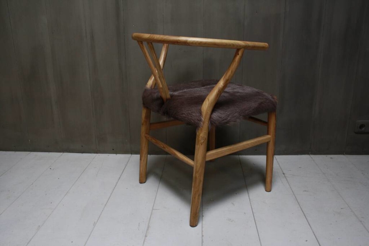 Houten stoel met geitenvacht Bruin Houten stoel met geitenvacht Bruin