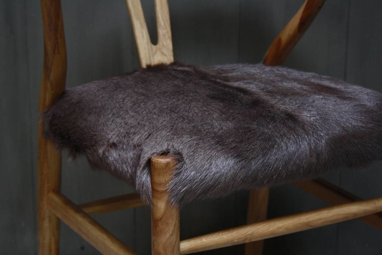 Houten stoel met geitenvacht Bruin Houten stoel met geitenvacht Bruin
