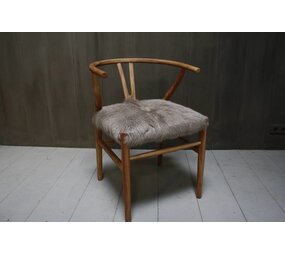 Houten stoel met geitenvacht Grijs Houten stoel met geitenvacht Grijs