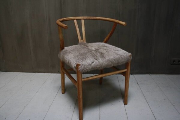 Houten stoel met geitenvacht Grijs Houten stoel met geitenvacht Grijs