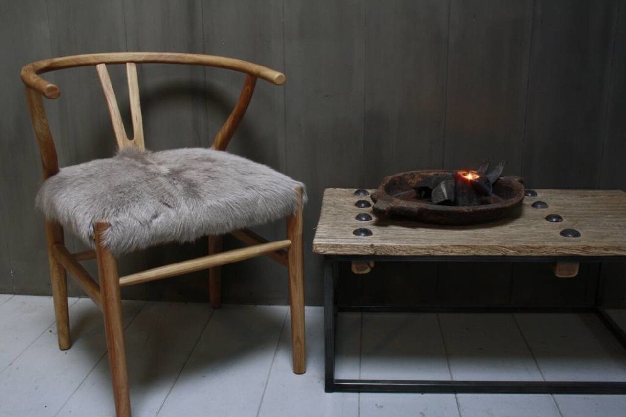 Houten stoel met geitenvacht Grijs Houten stoel met geitenvacht Grijs